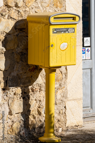boîte aux lettres jaune