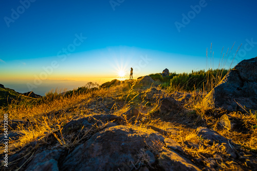Siluette einer stehenden Frau, die die schöne Berglandschaft des Pico do Ariero bei Sonnenaufgang genießt. Pico do Arieiro, Insel Madeira, Portugal, Europa.