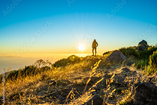 Siluette einer stehenden Frau, die die schöne Berglandschaft des Pico do Ariero bei Sonnenaufgang genießt. Pico do Arieiro, Insel Madeira, Portugal, Europa.