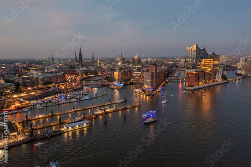 Obraz na płótnie Panorama of the harbor from hamburg with a cruise ship w salonie
