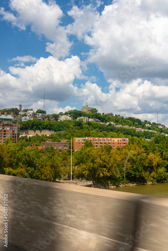 Valokuva hillside seen from a bridge