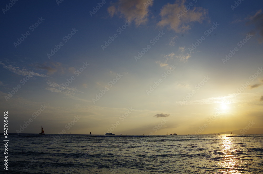 綺麗な夕日と海