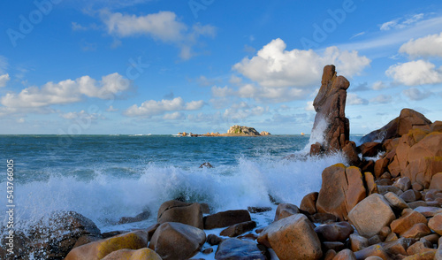 Paysage de mer sur la côte bretonne à Plougrescant-France photo