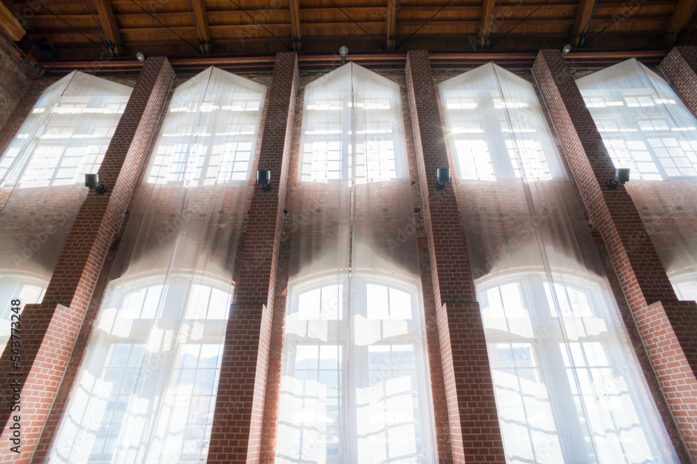 Obraz premium 北九州 旧門司税関の芸術的な窓と差し込む日差し