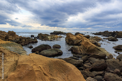 海の岩場 © SHINICHI