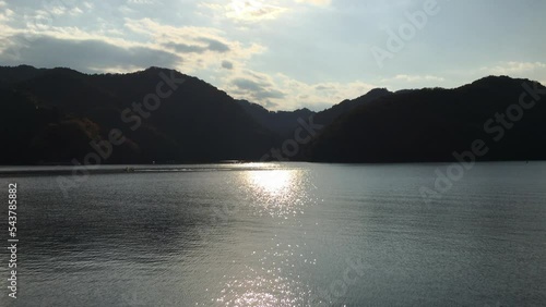 太陽が反射する相模湖の湖面