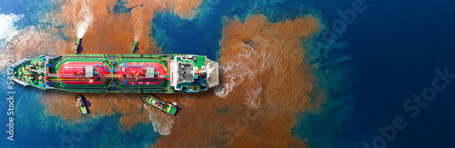 Fotobehang Oil leak from Ship , Oil spill pollution polluted water surface