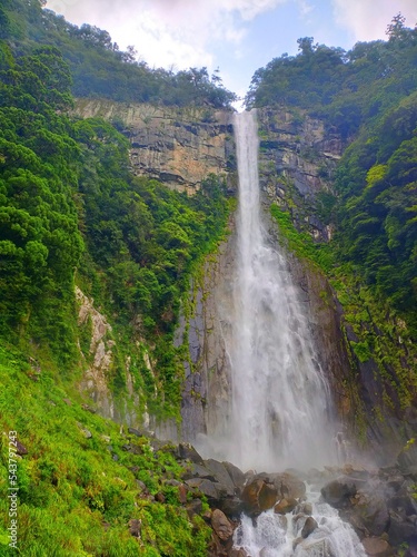 日本の和歌山県の観光地、世界遺産熊野三山の一つ、熊野那智大社（飛瀧神社）の那智の滝が台風の大雨の影響で増水した自然風景（コピースペースあり）