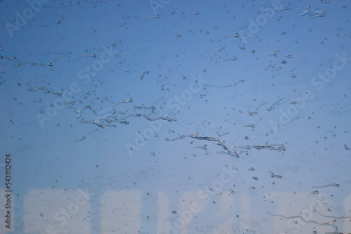 Gouttes de pluie contre une vitre pendant un orage avec un effet artistique et des éléments graphiques surprenant pour fond d'écran