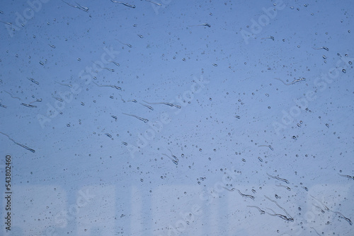 Gouttes de pluie contre une vitre pendant un orage avec un effet artistique et des éléments graphiques surprenant pour fond d'écran