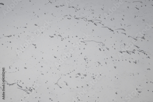 Gouttes de pluie contre une vitre pendant un orage avec un effet artistique et des éléments graphiques surprenant pour fond d'écran