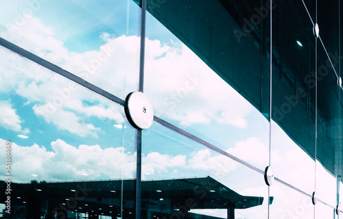 Laminated glass wall cable net system with spider fitting.	