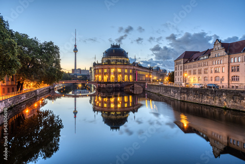 Cuadro en lienzo The Bode-Museum and the Television Tower reflected in the river Spree in Berlin
