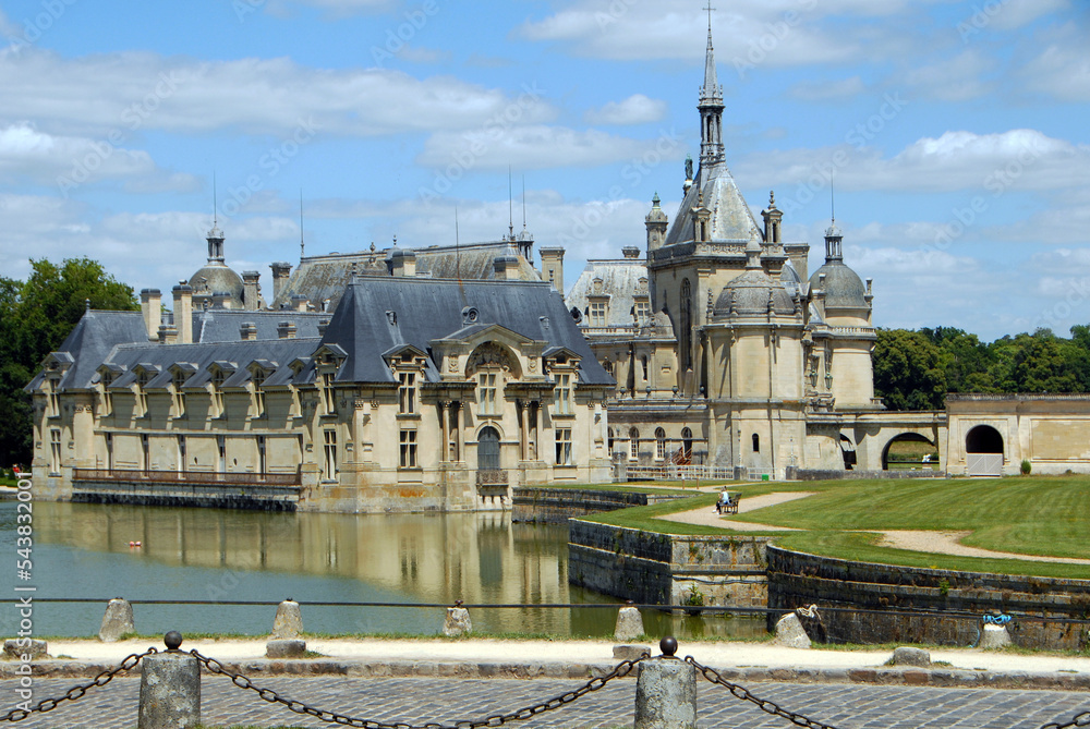 Le château de Chantilly, il remonte au début du XIIIe siècle, plusieurs fois détruit, le château actuel a été construit pour le duc d'Aumale par l'architecte Honoré Daumet entre 1875 et 1885
