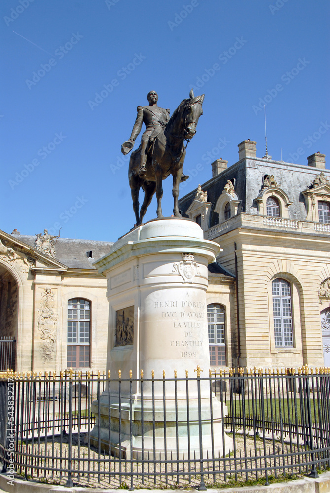 Statue équestre du duc d'Aumale dans son hémicycle, Ville de Chantilly, Oise, France.	