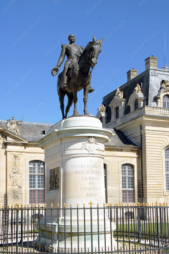 Obraz premium Statue équestre du duc d'Aumale dans son hémicycle, Ville de Chantilly, Oise, France.