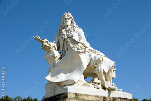 Statue de Molière par Tony Noël, parc du château de Chantilly, Oise, France photo