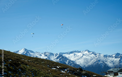 Panorama in den Alpen von Österreich Hohe Tauern – Zwei Gleitschirmflieger photo