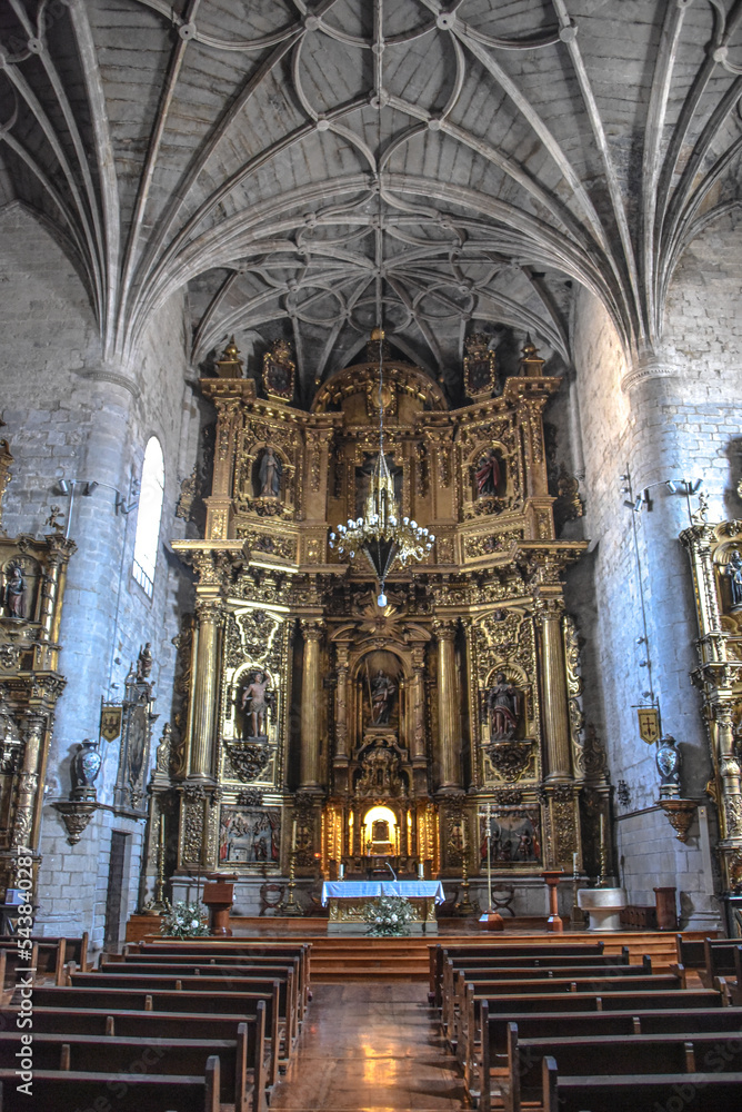 Obraz premium Puente la Reina, Spain - 31 Aug, 2022: Interior of the medieval Iglesia de Santiago church