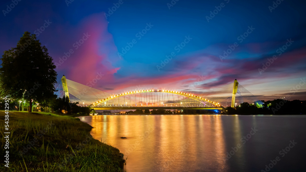 Obraz premium Sunset over Putrajaya Lakeside.