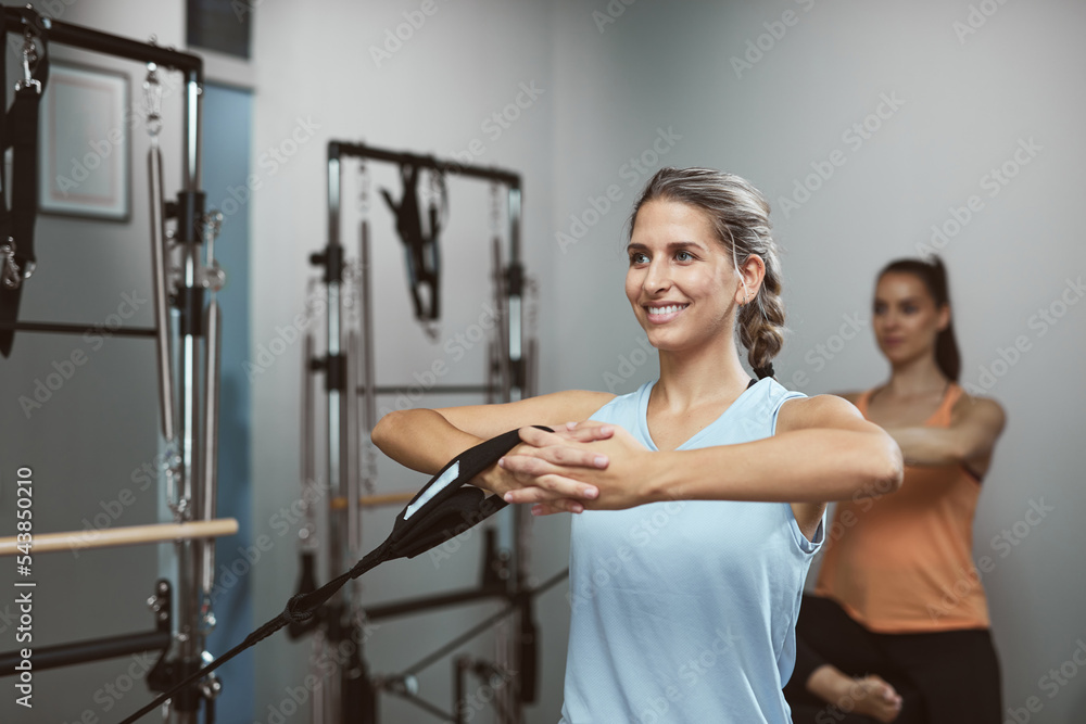 Naklejka premium Young women exercising in a gym.