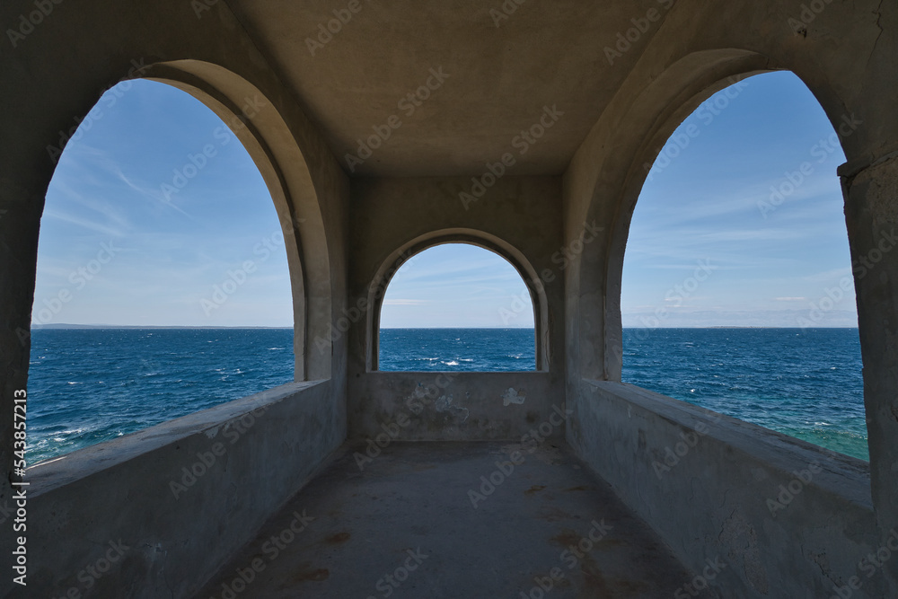Drei Rundbogenfenster mit Blick auf das Meer