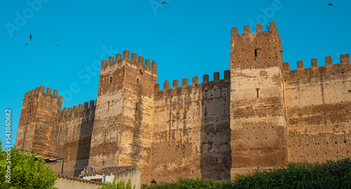 Antiguos torreones y murallas almenadas del castillo medieval de origen musulmán de Burgalimar en la villa de Baños de la Encina, España