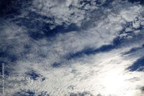 Himmel Panorama mit blau-weißen Schäfchenwolken und Sonne am Nachmittag im Herbst