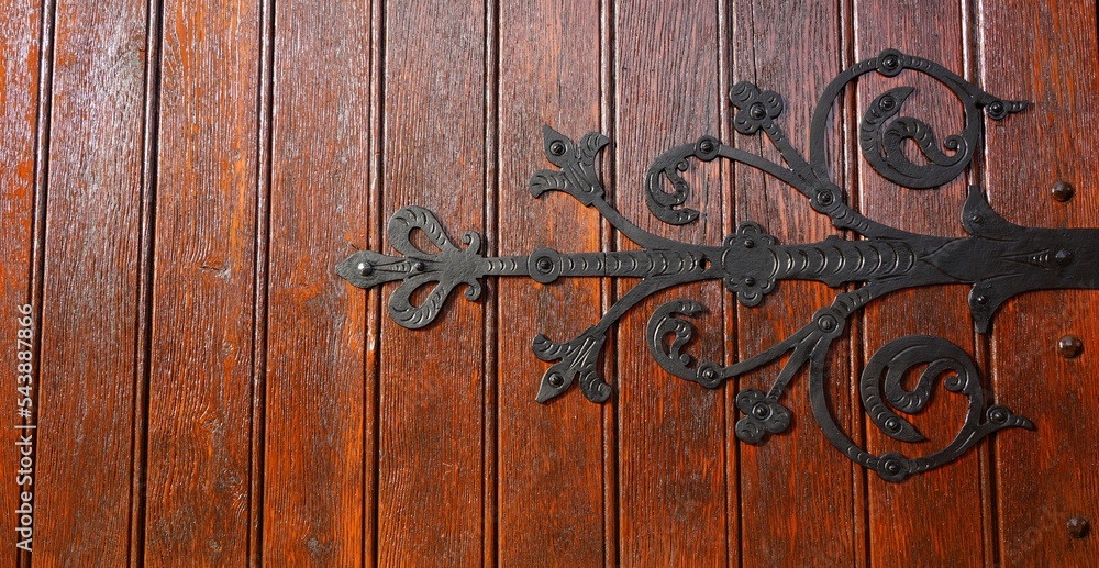 querformat, alte holztür, braun mit schwarzen beschlägen aus eisen, hintergrundbild, banner querformat, alte holztür, braun mit schwarzen beschlägen aus eisen, hintergrundbild, banner