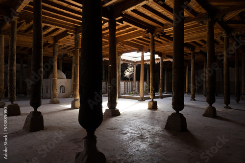 Fotobehang Giardino e colonnato della moschea Juma a Khiva in Uzbekistan