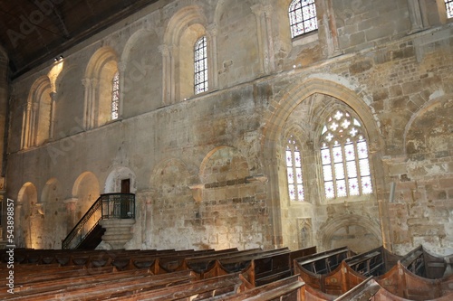 La basilique Saint Sauveur, de style roman, intérieur de la basilique, ville de Dinan, département des cotes d'Armor, Bretagne, France photo