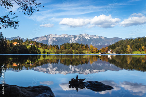 Gleinkersee in Oberösterreich mit Herbstlandschaft photo