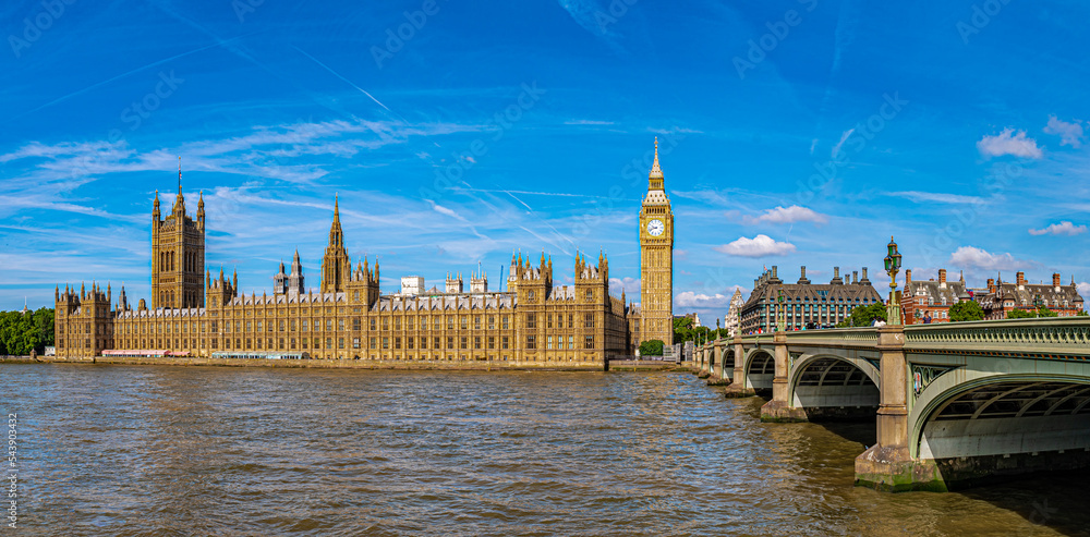 Westminsterpalast und Westminster Bridge in London an einem sonnigen Morgen