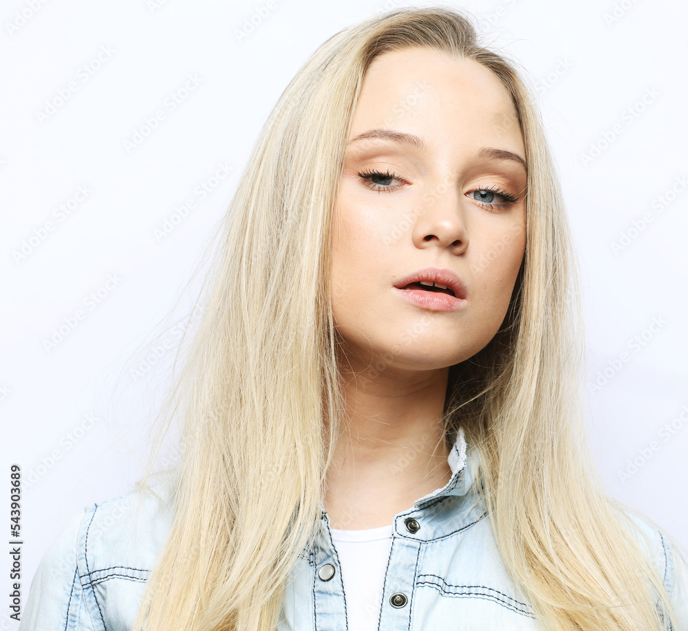 Naklejka premium Skincare and makeup concept. Close-up of young blond woman showing glowing skin with natural makeup