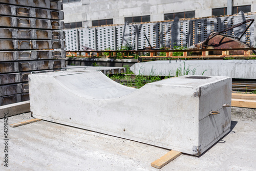 Reinforced concrete block for the construction of engineering structures.