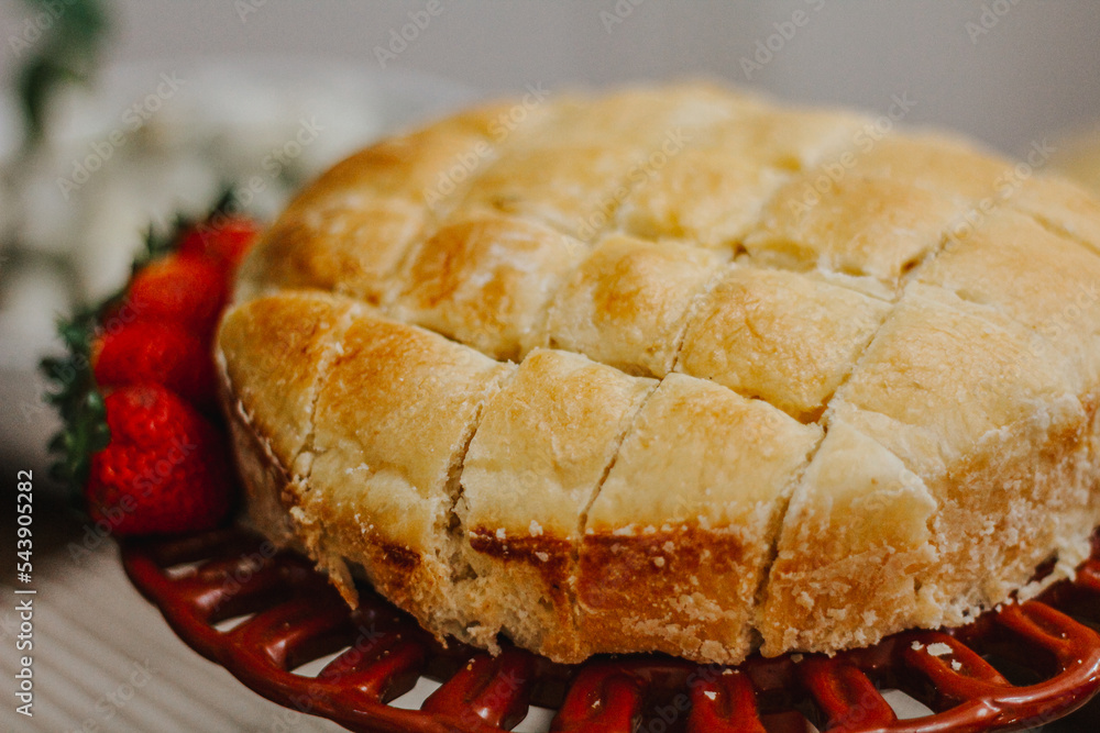 Torta salgada na tábua de madeira Torta salgada na tábua de madeira