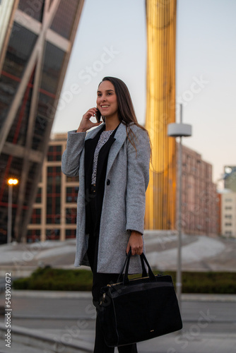 Mujer empresaria hablando por teléfono 
