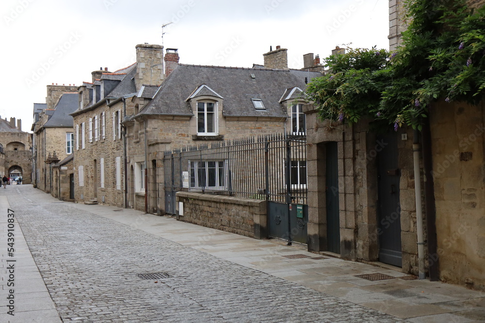 Rue typique, ville de Dinan, département des cotes d'Armor, Bretagne, France