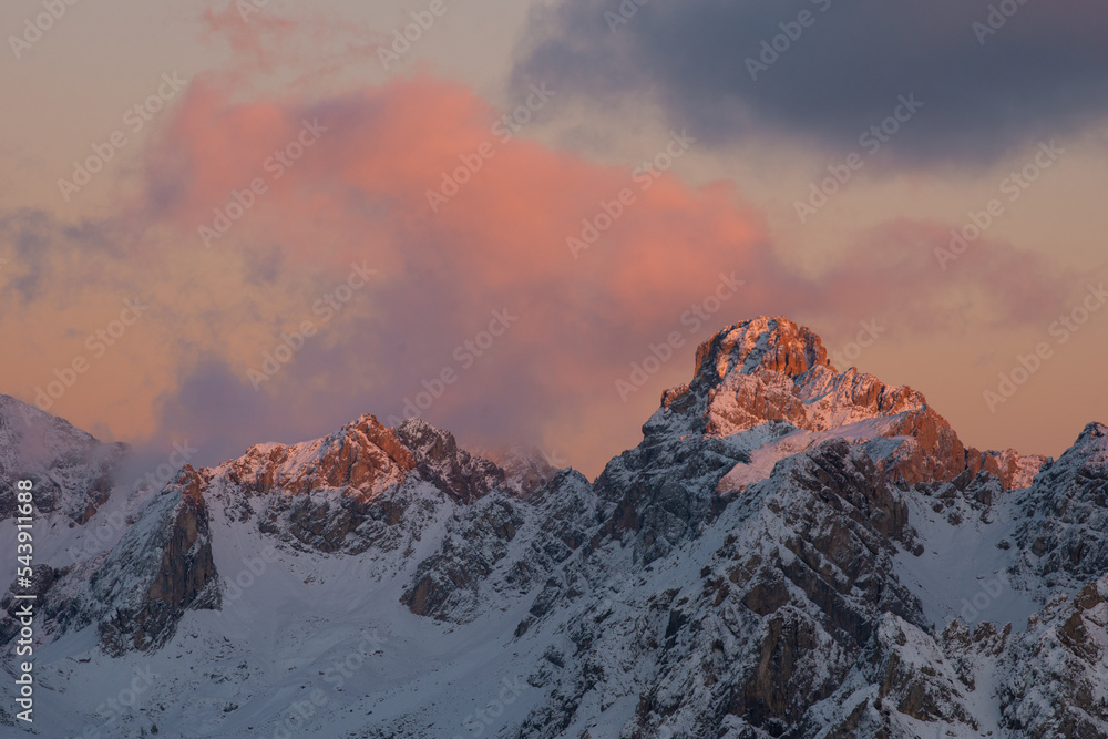 Obraz premium sunset in the dolomites covered by snow
