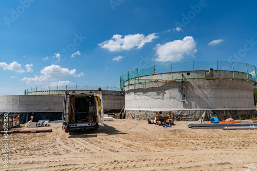 Erneuerbare und grundlastfähige Energie - Rohbau  einer neuen Biogasanlage. photo