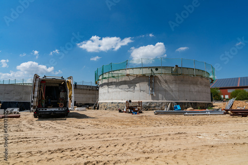 Erneuerbare und grundlastfähige Energie - Rohbau  einer neuen Biogasanlage. photo