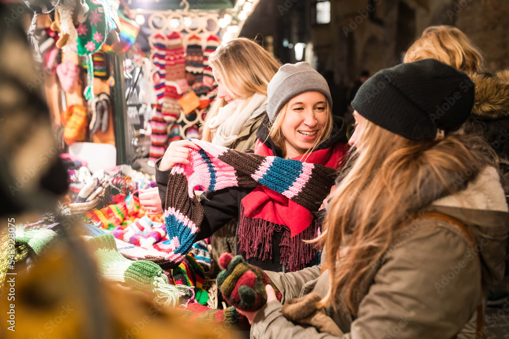Obraz premium Happy young women shopping at Christmas market in Innsbruck