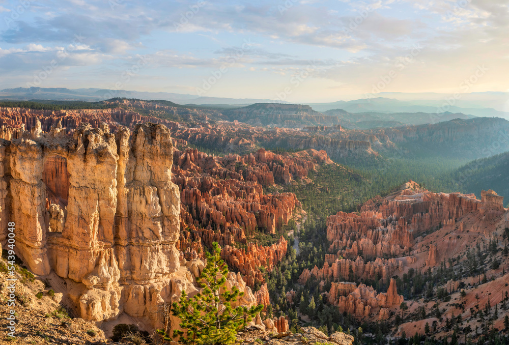 Rising sun lighting up the hoodoos near Bryce Point overlook from the rim trail in the Bryce Canyon National Park 