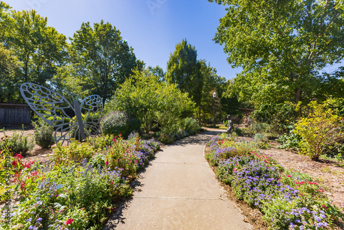 Fotografija Sunny exterior view of the Botanical Garden of the Ozarks
