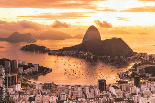 Fotografia feita do Mirante Dona Marta no nascer do sol com vista para o Pão de Açúcar e Praia de Botafogo.  photo