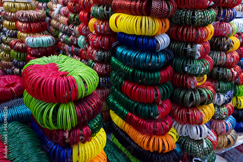 Foto Colorful Rajasthani bangles being sold at famous Sardar Market and Ghanta ghar Clock tower in Jodhpur, Rajasthan, India