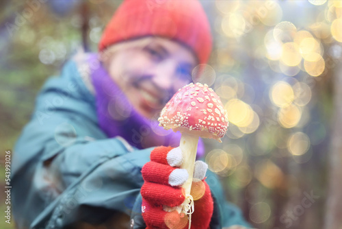 Fotografi person fly agaric, woman holding fly agaric, dangerous poisonous mushroom, eatin