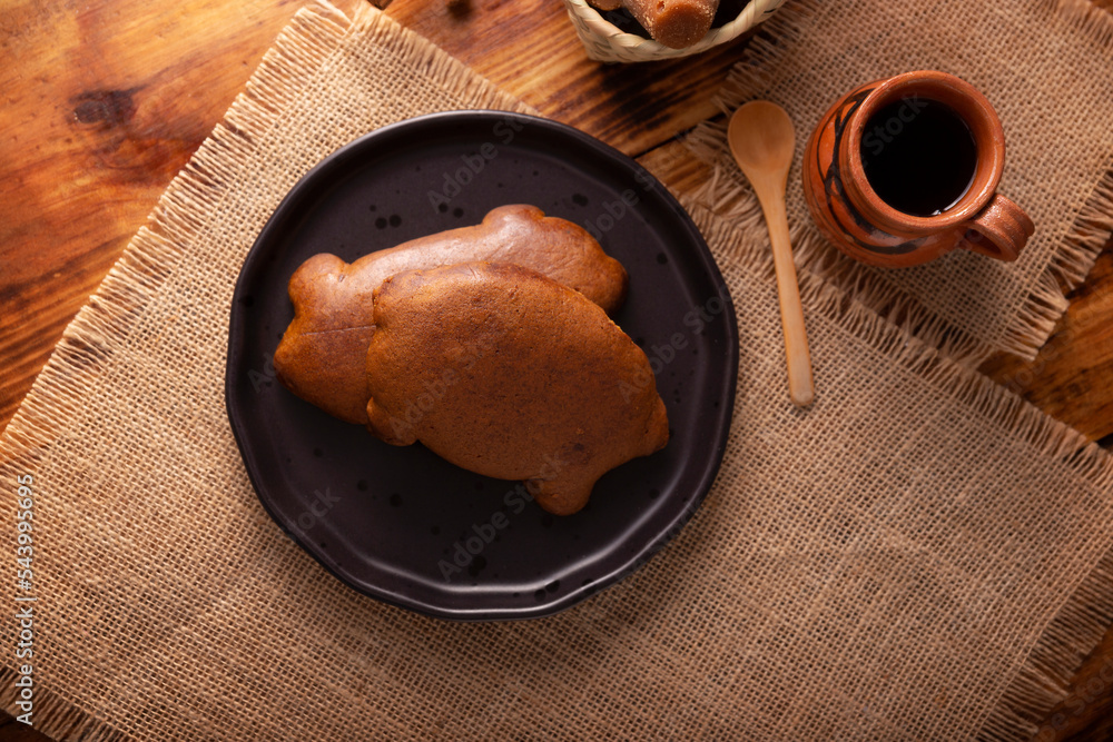 Cochinitos de Piloncillo. Also called Cochinitos, Cerditos or Chichimbres.  Traditional Mexican sweet bread with pig shape, usually eaten with pot  coffee or hot chocolate. foto de Stock | Adobe Stock