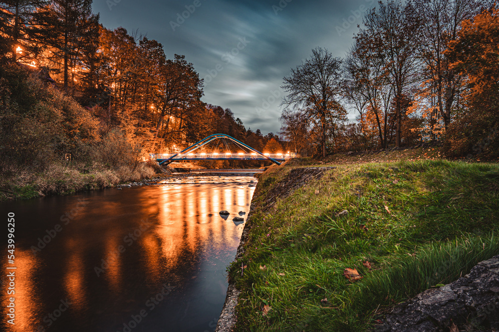 Most na rzece Wisła w mieście Wisła na Śląsku w Polsce, jesienią w nocy