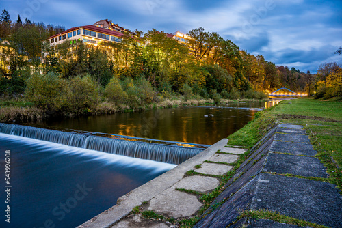 Miasto i rzeka Wisła w górach, panorama jesienią w nocy.